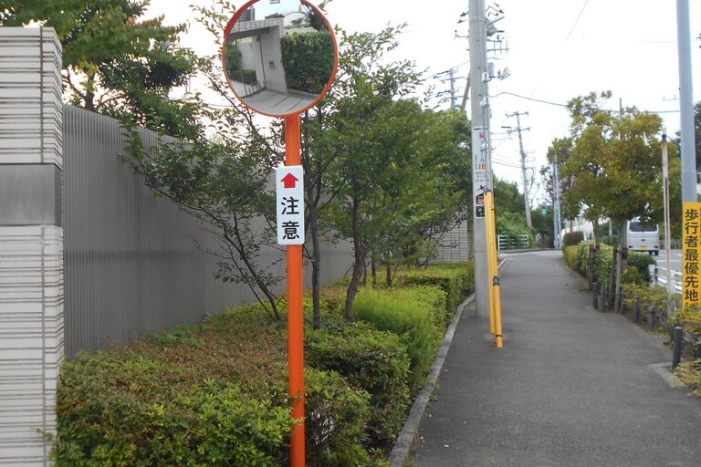 外構：カーブミラー据付後